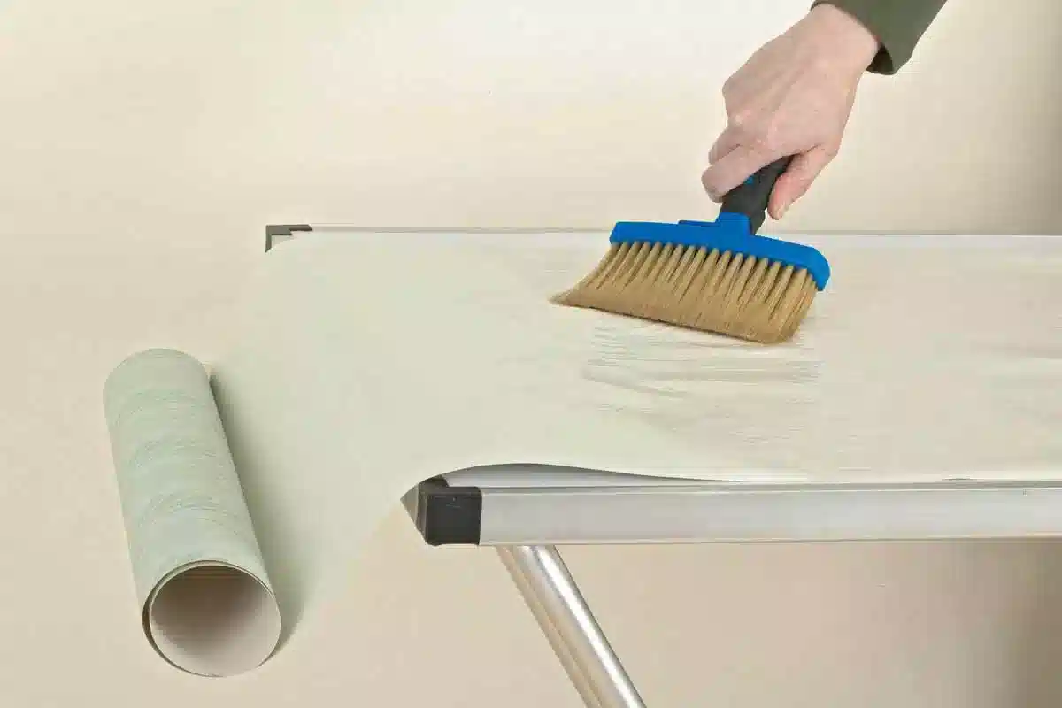 روش نصب کاغذ دیواری رو کاشی، گچ، سیمان و سرامیک چگونه است؟